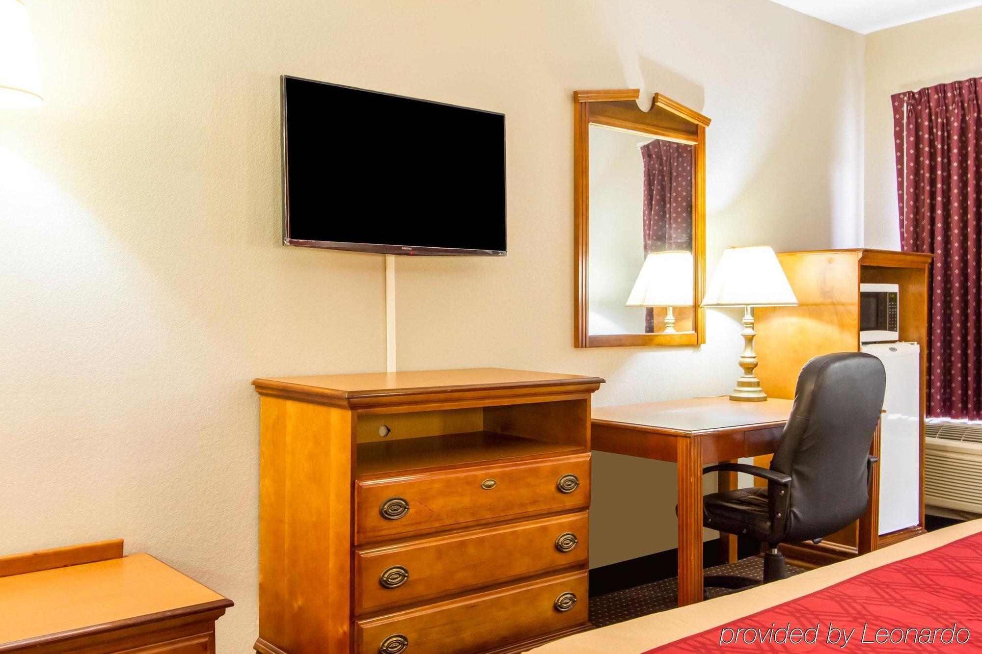 Americas Best Value Inn Opelika Exterior photo