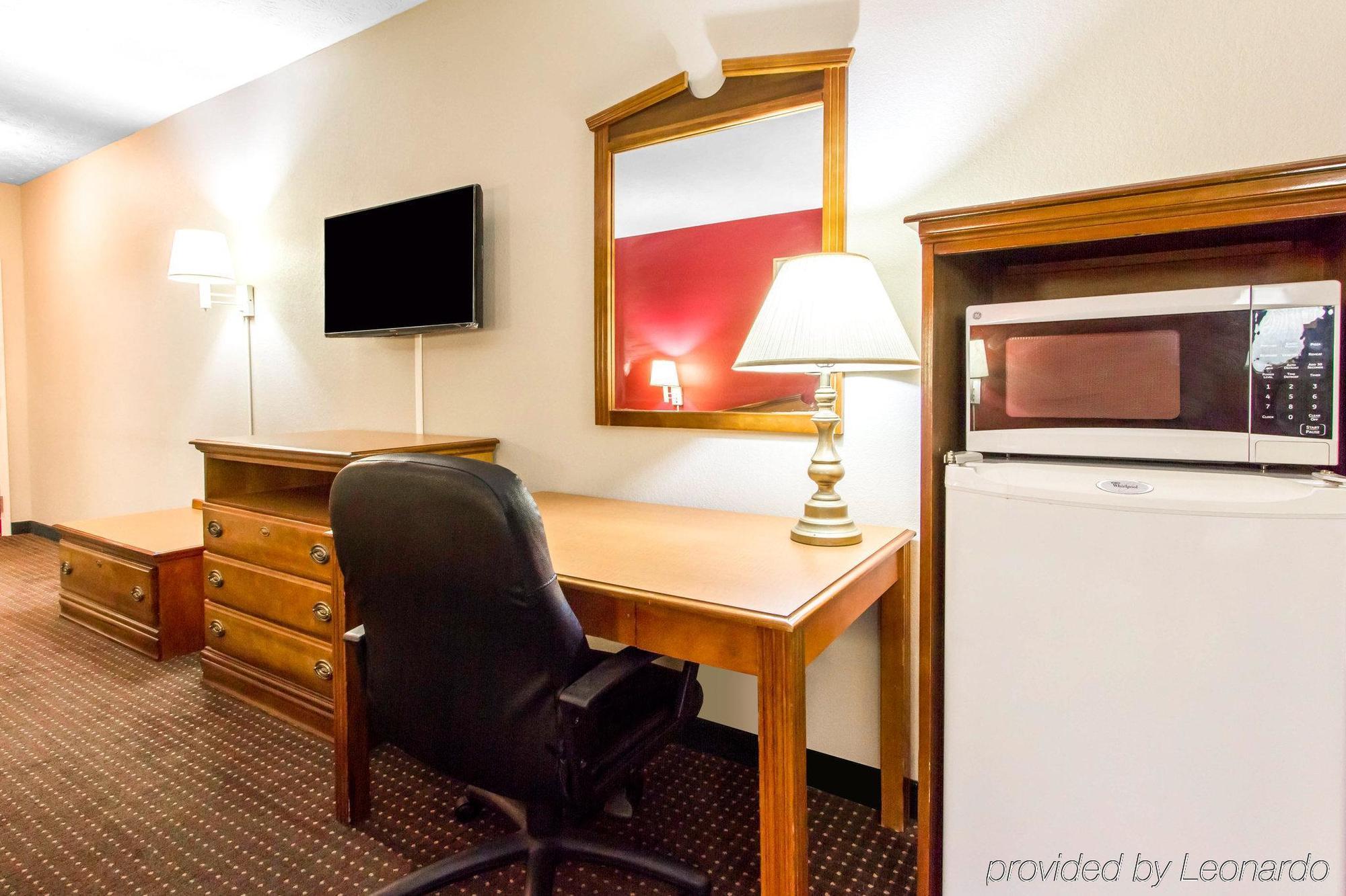 Americas Best Value Inn Opelika Exterior photo