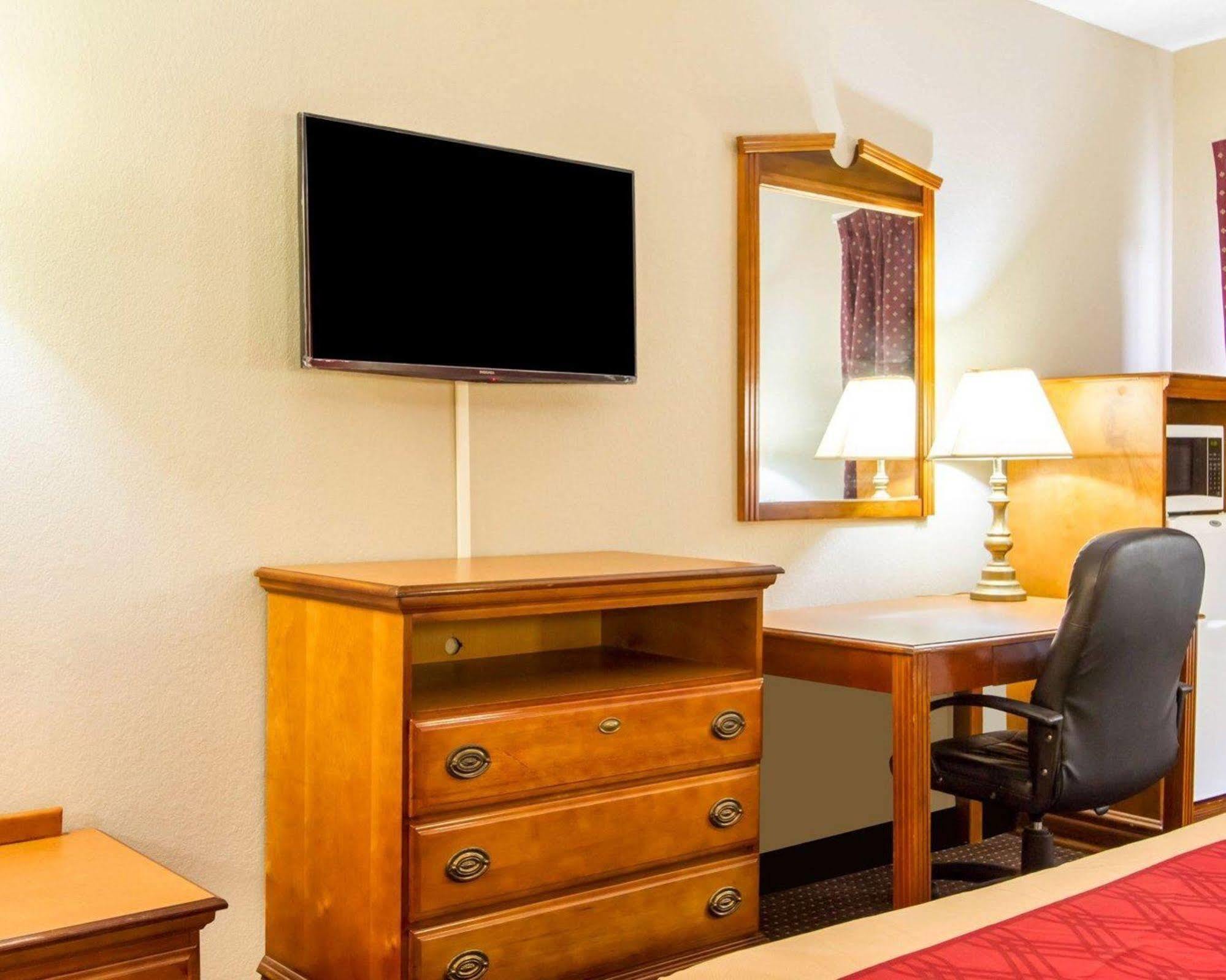 Americas Best Value Inn Opelika Exterior photo