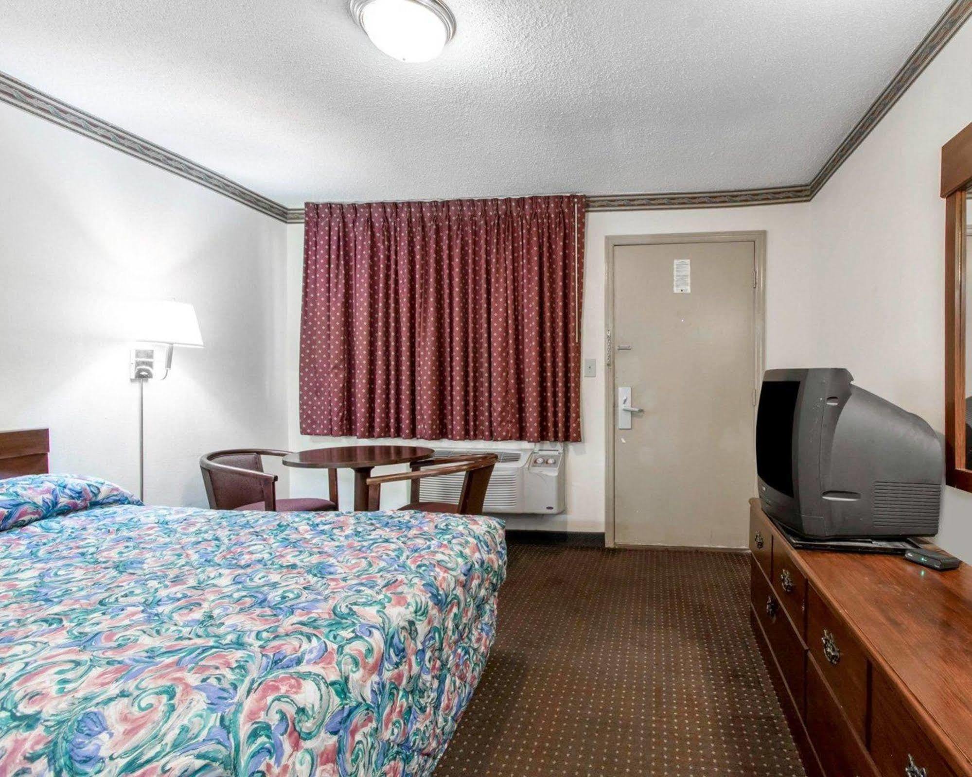 Americas Best Value Inn Opelika Exterior photo